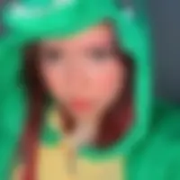 Zoe, 28