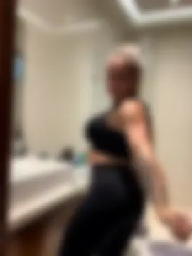 Mia, 28